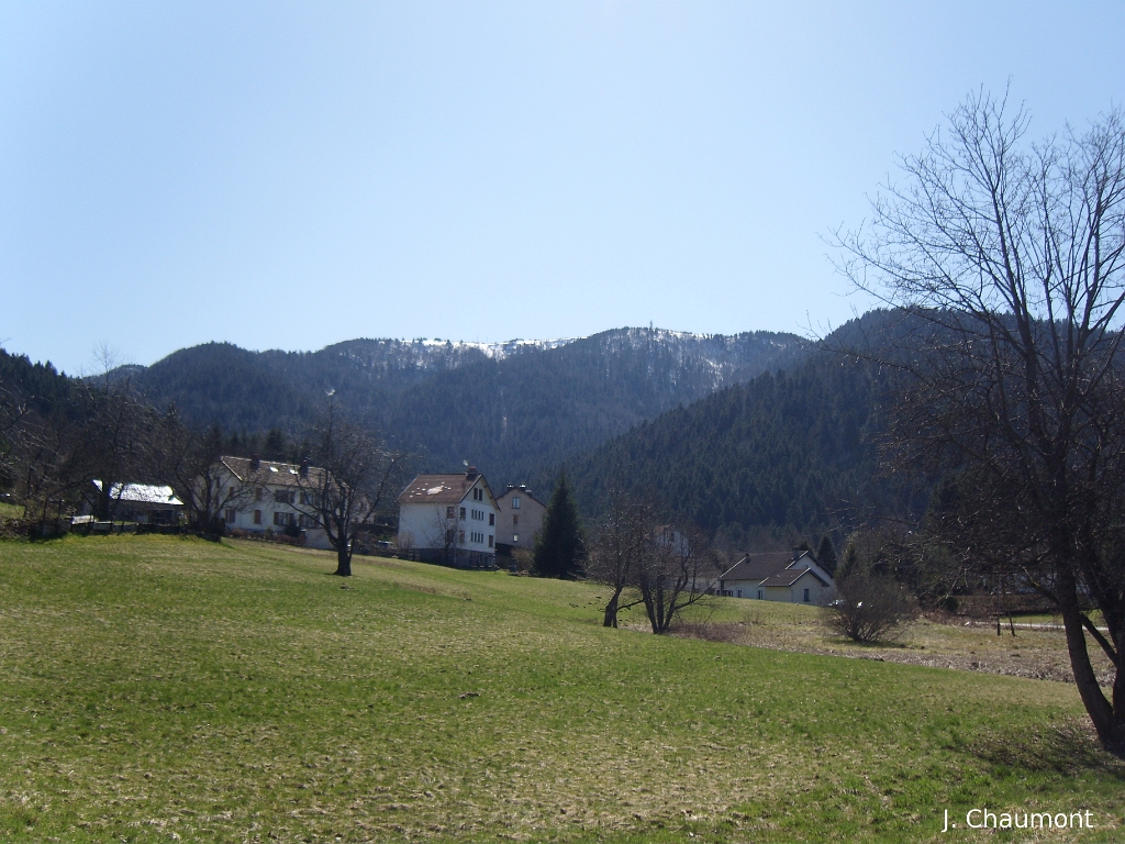 Les sommets enneigés du Ballon de Servance, depuis Saint-Maurice-sur-Moselle.JPG